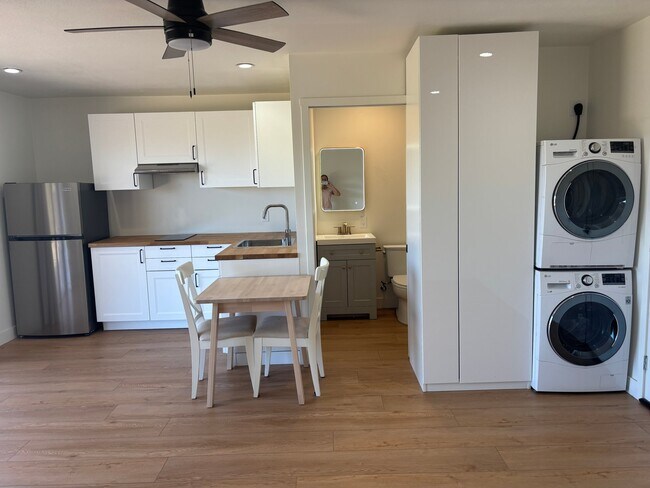 Foto del edificio - 2704 Hutchison St