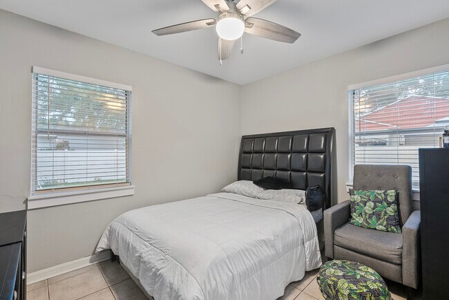 Building Photo - 3011 W Van Buren Dr