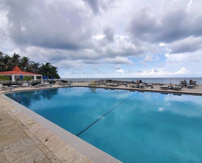 Foto del edificio - 19201 Collins Ave