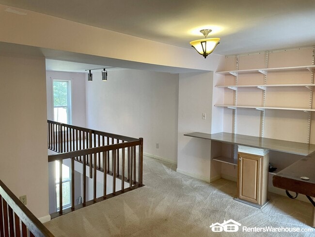 Building Photo - 9923 Valley Park Dr