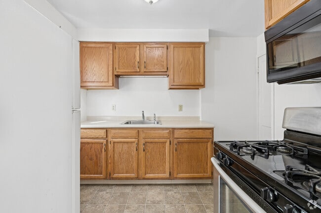 3BR, 1BA - 750SF - Kitchen - Lakeside Vista