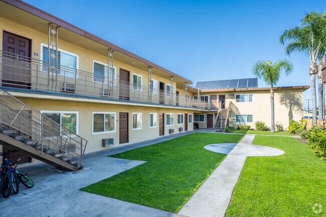 Patio - Palm Court Apartments