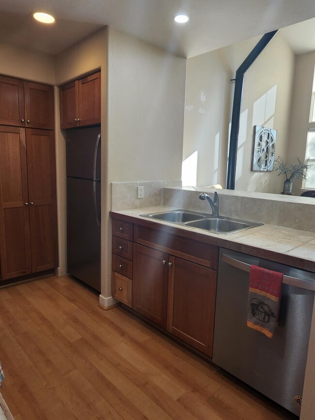 Building Photo - 562 Evans Ct