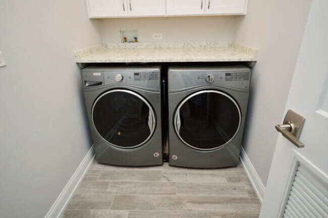 Building Photo - 3 bedroom in Chicago IL 60640