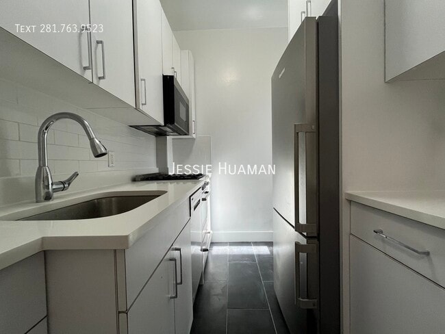 Building Photo - 106 E 81st St