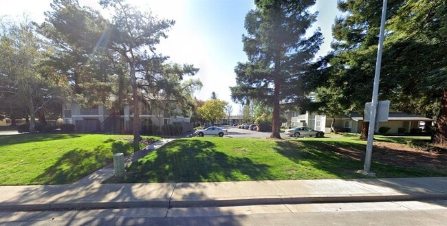 Building Photo - 1650 Forest Ave