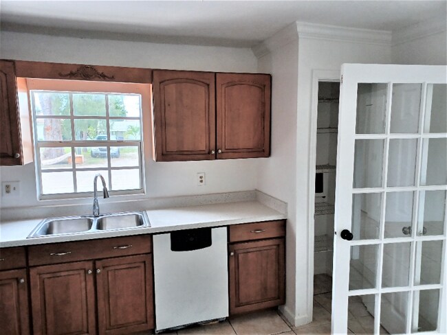 Building Photo - 3406 Oswego Ave