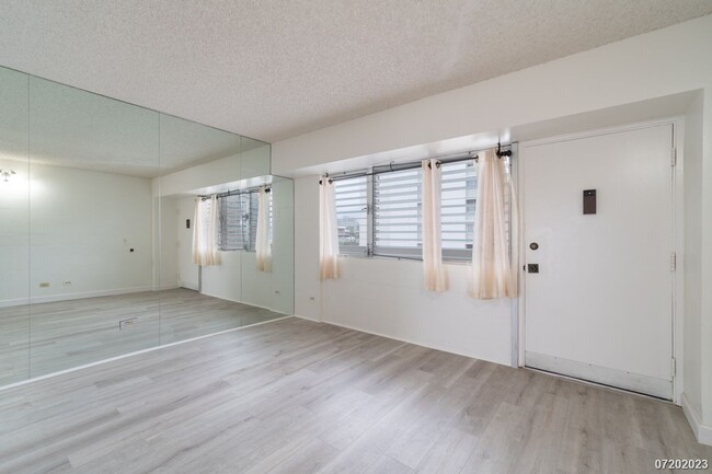 Building Photo - 1br/1ba/1pkg Condo in Secured Building in ...