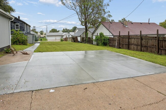 Building Photo - 511 Poppleton Ave