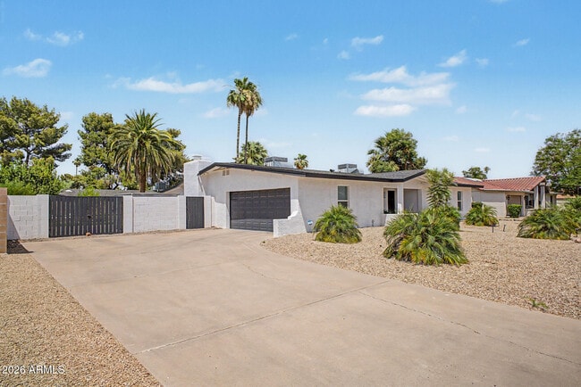 Building Photo - 5140 E Poinsettia Dr