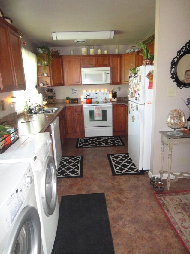 Building Photo - 3044 N Sinclair Pl