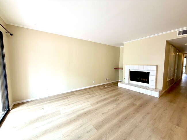 Building Photo - 1157 Via Montoya