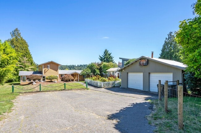Building Photo - SHORT TERM LEASES! 1-6 months - 3-Bedroom ...