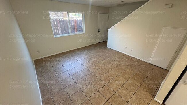 Foto del edificio - 2 bedroom 1.5 bathroom townhouse located in East Bakersfield Move In Special on Approved Credit