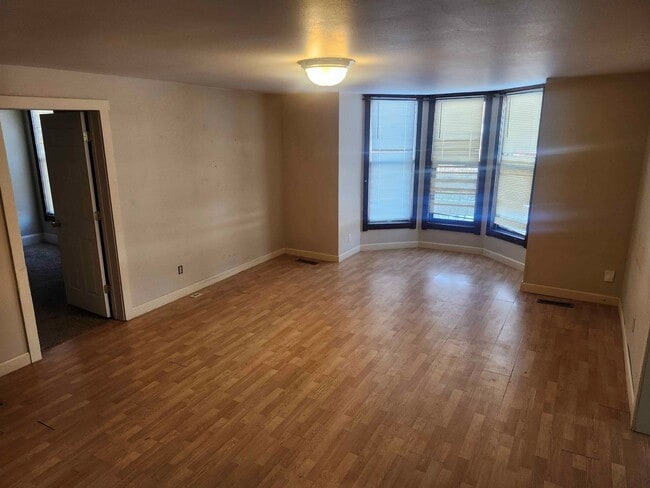 Building Photo - 422 Superior St