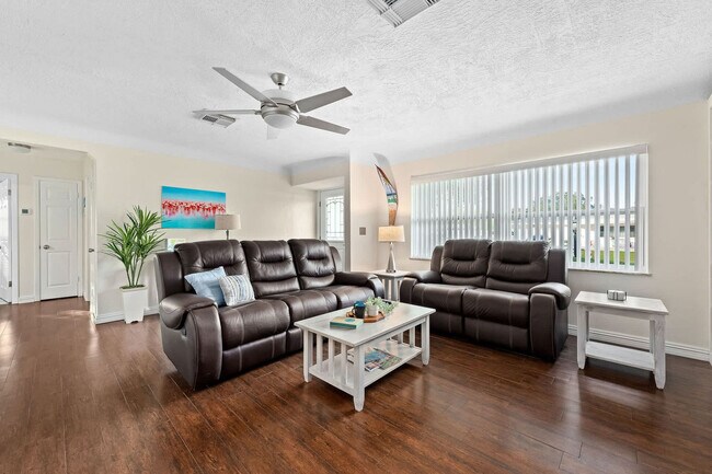 Foto del edificio - 1341 Bayview Dr