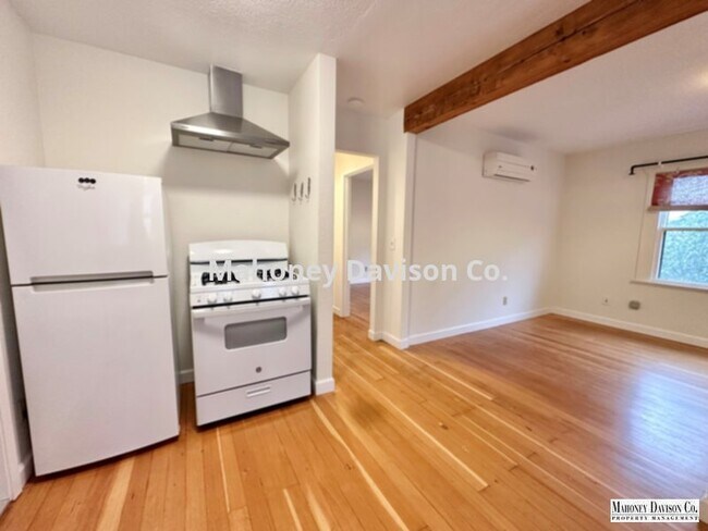 Foto del edificio - Charming refurbished 1 bdrm/1 bath cottage...