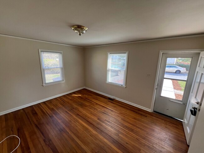 Sala de estar con 2 ventanas y puerta - 602 Warren St