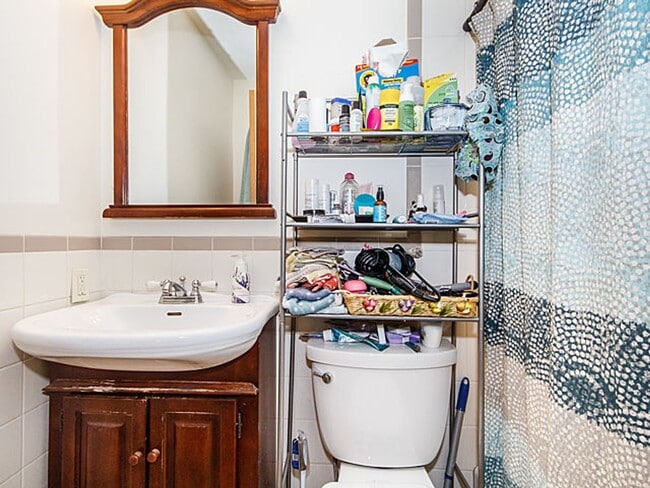 Building Photo - No Brokers Fee, No Security Deposit, Heat, Hot Water Included