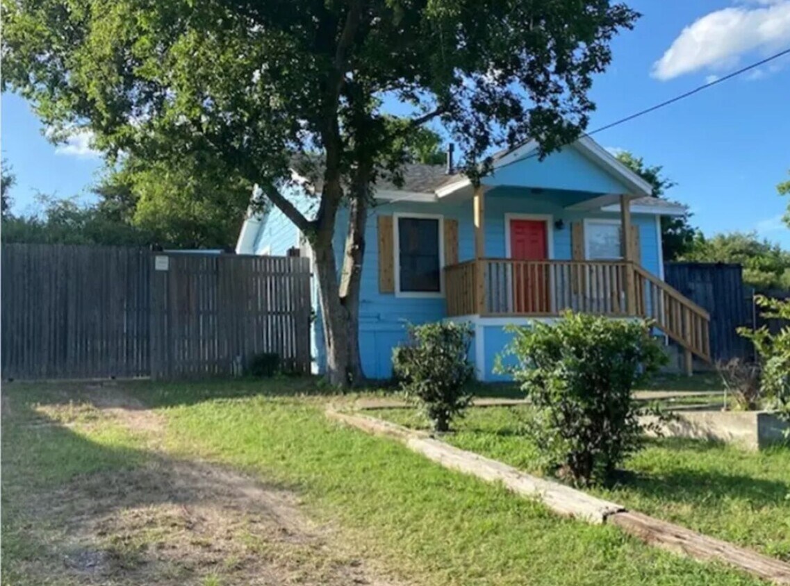 Primary Photo - Cute and Cozy 2 Bedroom Ready for Move-in ...
