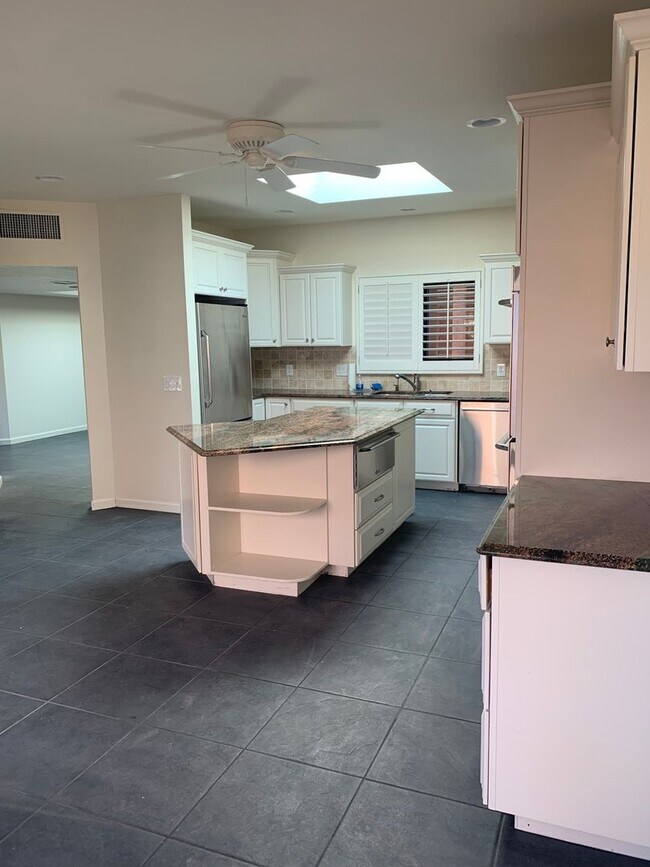 Foto del edificio - Gorgeous Foothills Single Family Home 2 Be...