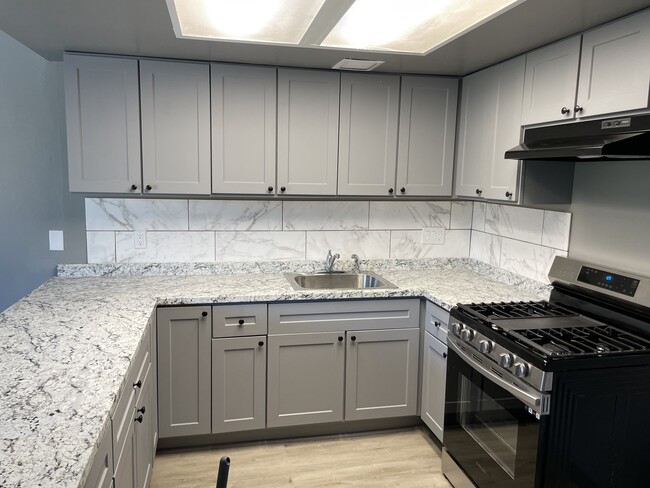 Kitchen - 1011 W 7th St