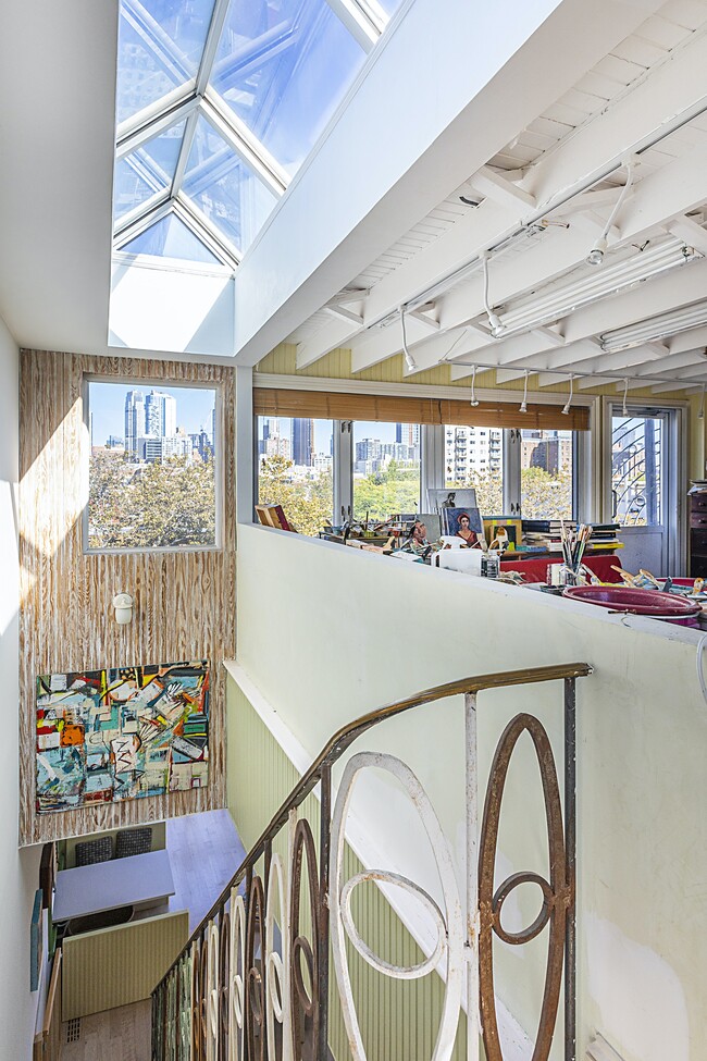 Foto del edificio - Very Grand Brownstone Triplex