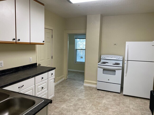 Building Photo - Very Spacious 4 bedroom located in South F...