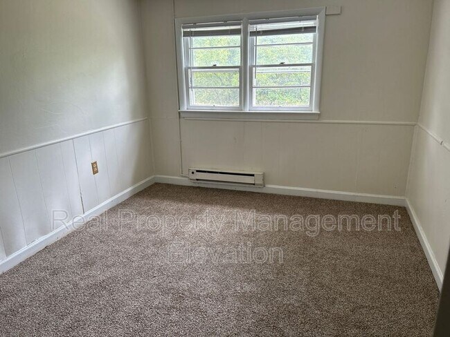 Building Photo - 174 Lilac Ln