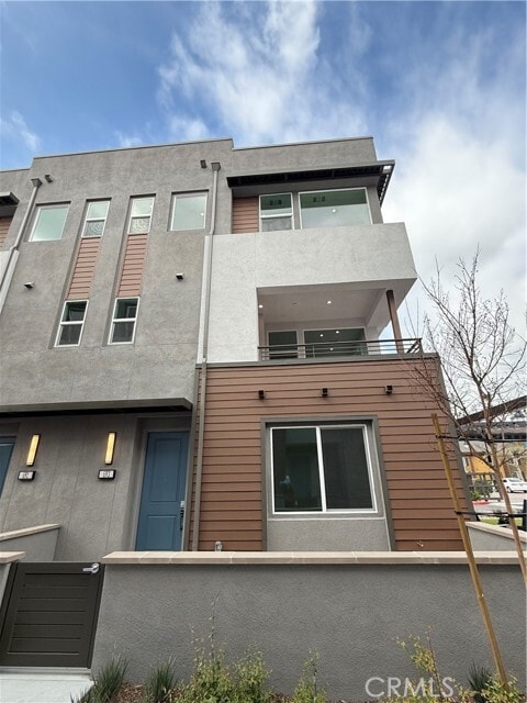 Building Photo - 693 S Lyon St
