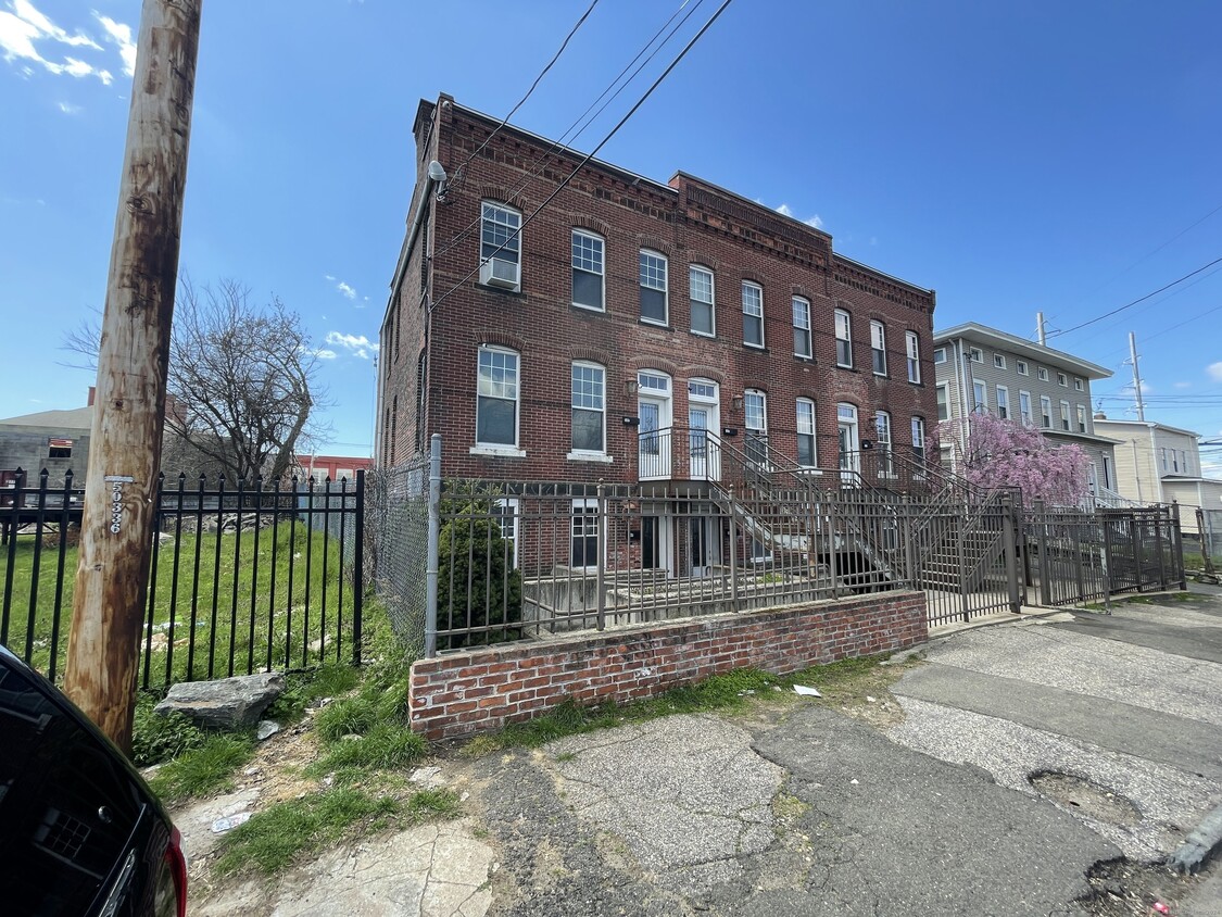 Primary Photo - 54-58-58 Clarence St