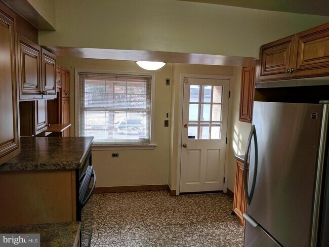 Building Photo - 9408 Flower Ave
