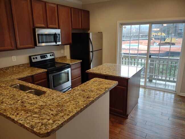 Foto del edificio - Pristine, move in ready Townhome located i...