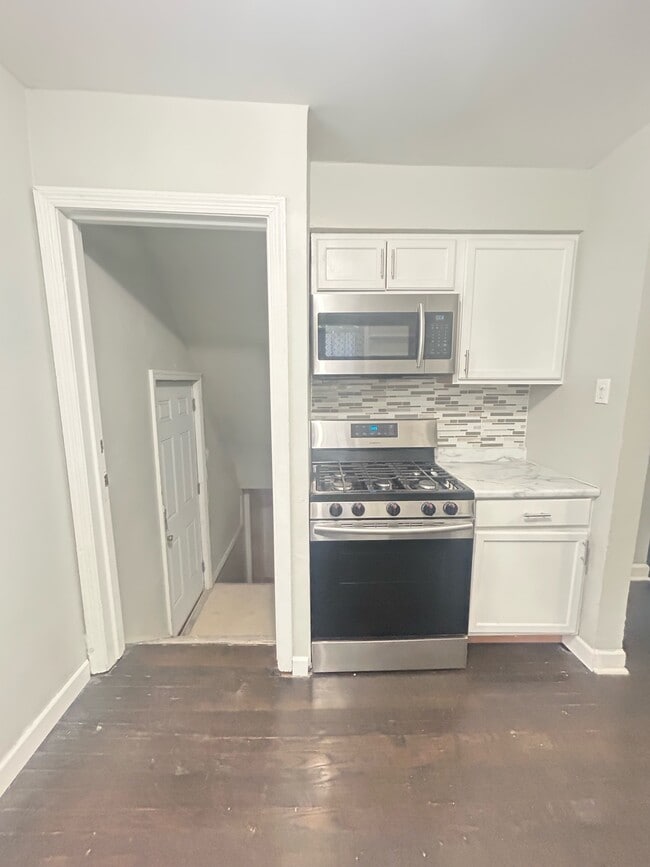 Building Photo - 8825 S Kenwood Ave