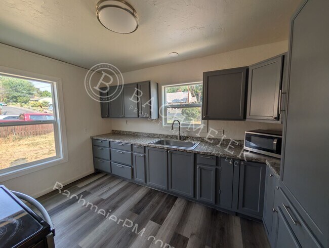 Foto del edificio - 900 NW Furnish Ave