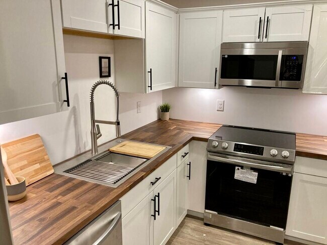 Cocina con electrodomésticos de acero inoxidable - 244 Pepperhill Dr