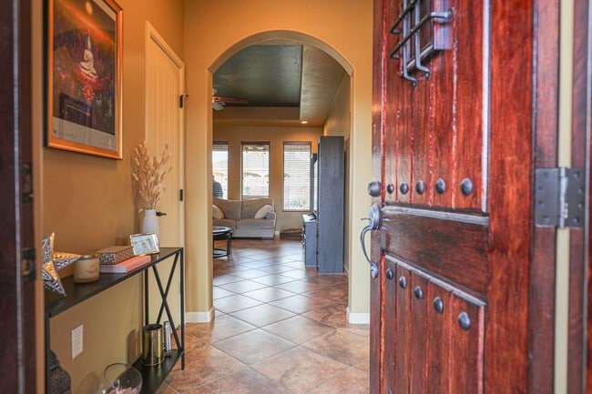 Building Photo - Beautiful 4 Bed 2 Bath - Dogs Allowed!