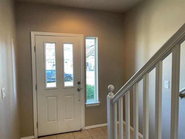 Foto del edificio - Come Home to This Beautiful 3 Bedroom 3 Bathroom 2 Story Home!!!