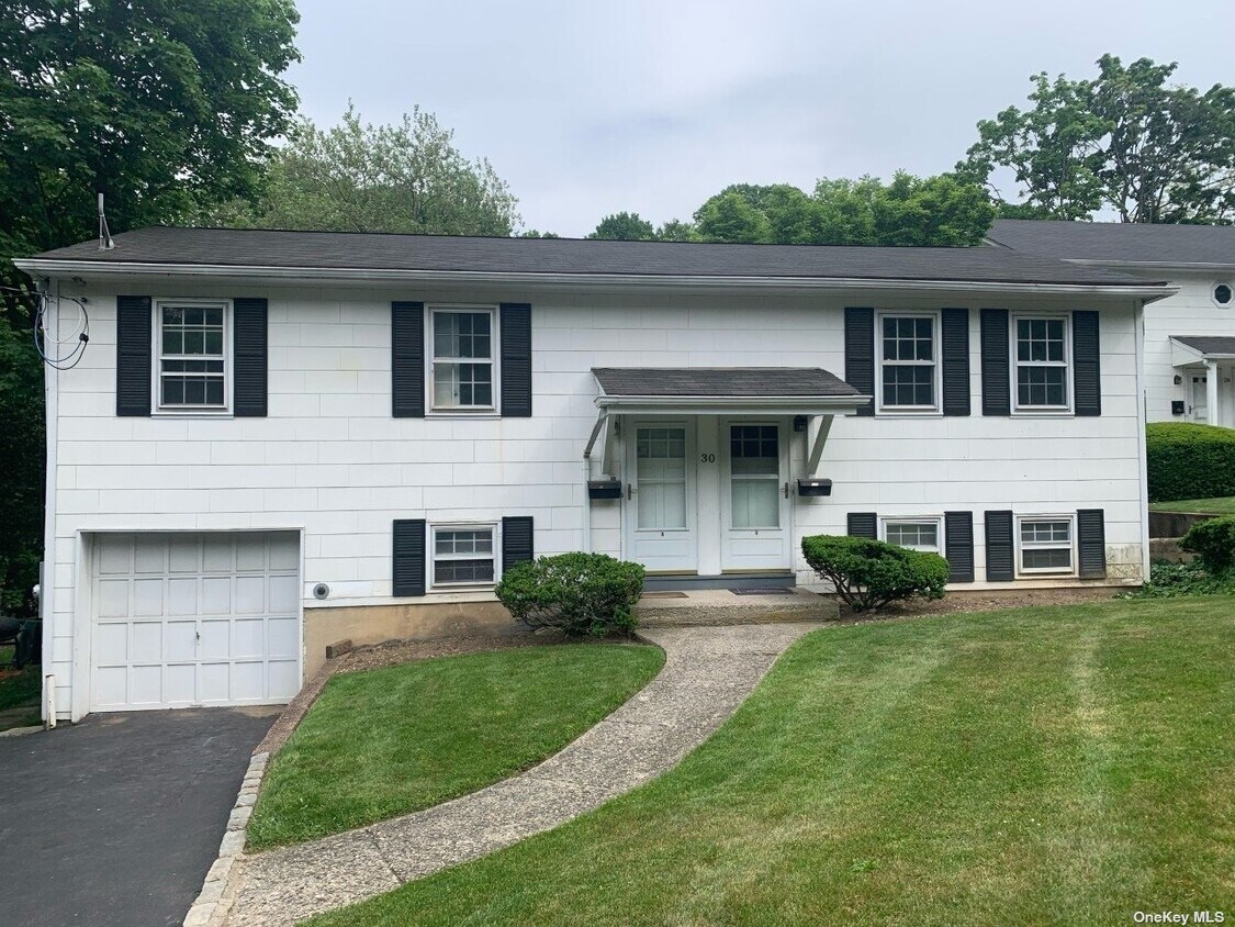 30 Mott Ave Unit 2nd Fl, Roslyn, NY 11576 Apartment for Rent in