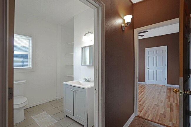 Building Photo - 2 Bedroom St Roch (accepts vouchers)
