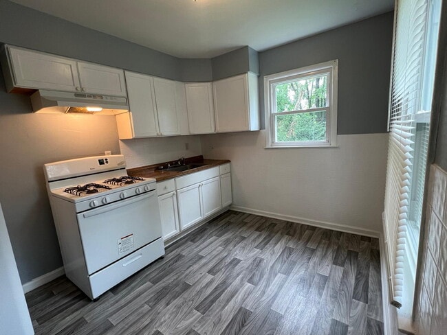 Building Photo - Gorgeous THREE bedroom home with one bath, AVAILABLE NOW!  Passed all inspections!  Gated back ya...