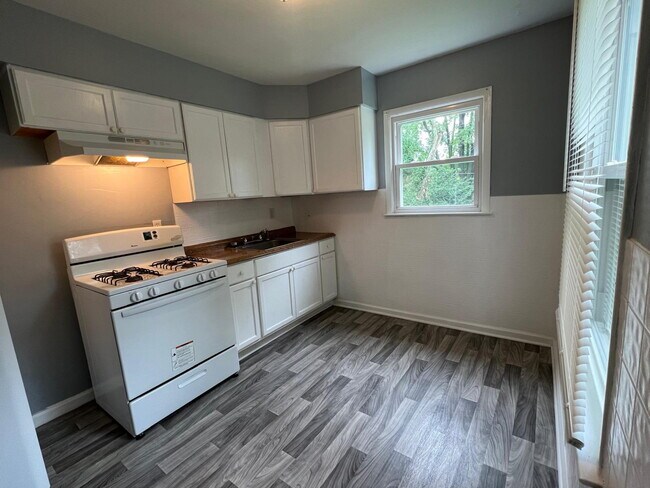 Foto del edificio - Gorgeous THREE bedroom home with one bath, AVAILABLE NOW!  Passed all inspections!  Gated back ya...