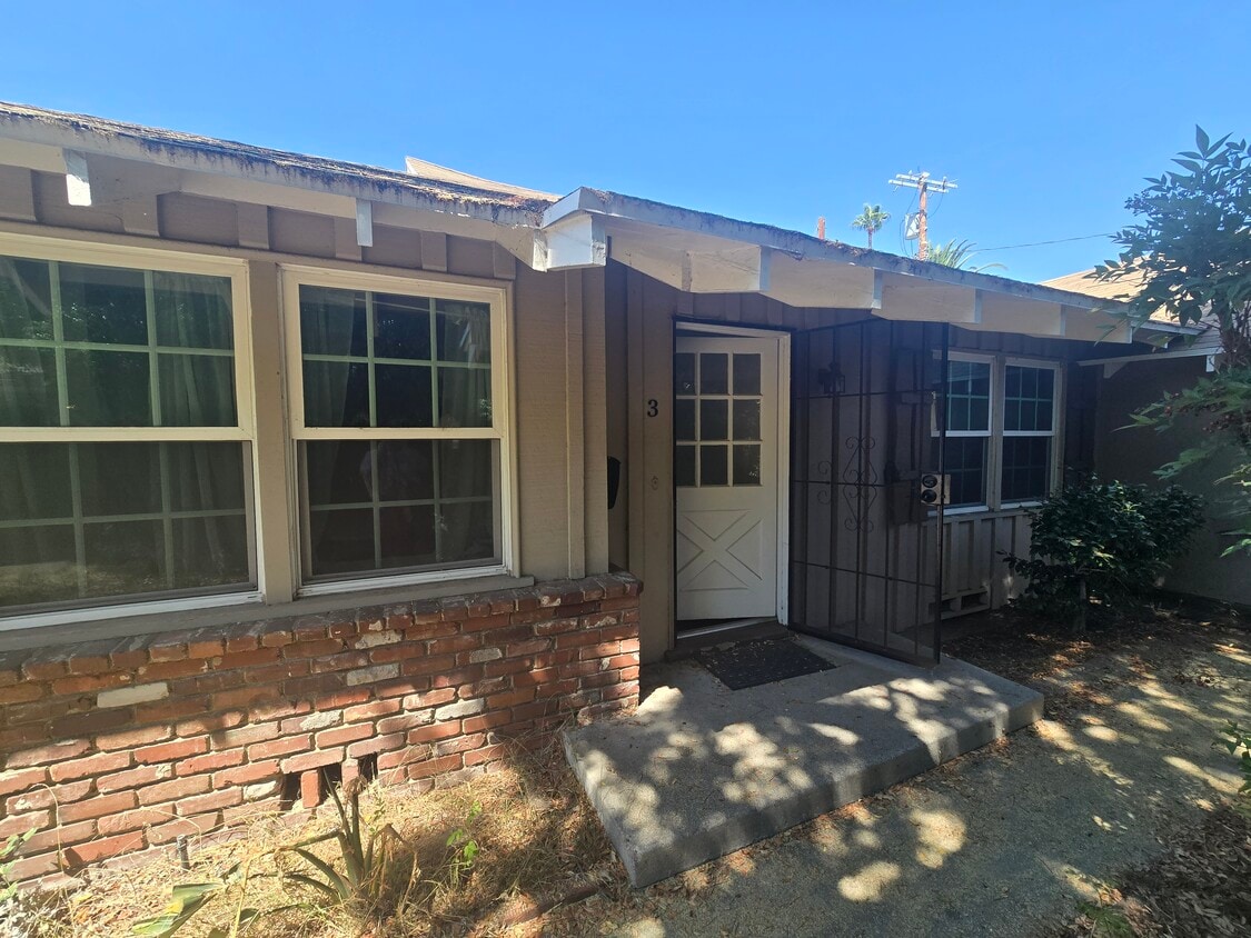 Primary Photo - 12811 Oxnard St