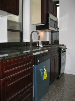 Primary Photo - 210 E 10th St