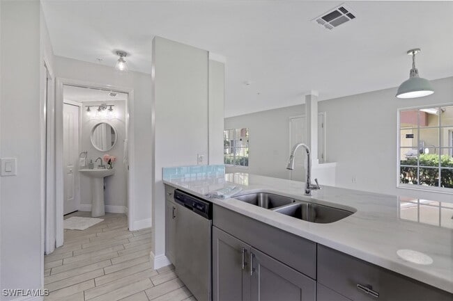 Building Photo - 9465 Ivy Brook Run