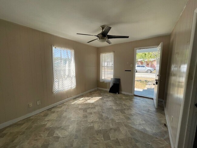 Foto del edificio - 3-Bedroom Home in Central City – Corpus Ch...
