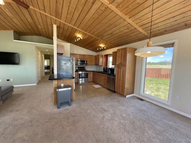 Foto del edificio - Foxtail Pines! 5 acres! Open floor plan!