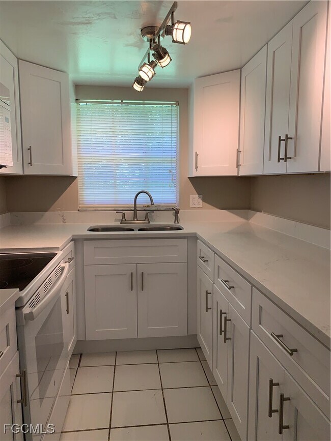 Foto del edificio - 815 Courtington Ln