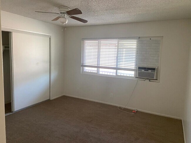 Foto del edificio - Brookshire Triplex