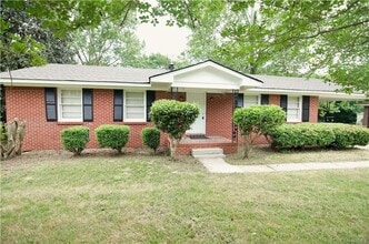 Building Photo - 221 Caroline Dr